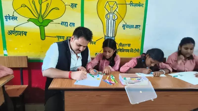 बच्चों संग डीएम ने थामा ब्रश, ‘मेरे सपनों का भारत’ में भरी उम्मीदों के रंग