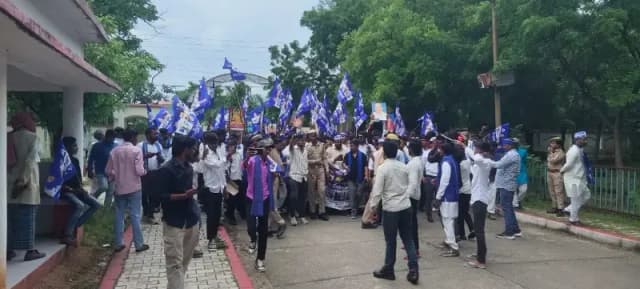 चंद्रशेखर आजाद के काफिले पर पथराव की निष्पक्ष जांच की मांग, कलक्ट्रेट पर प्रदर्शन