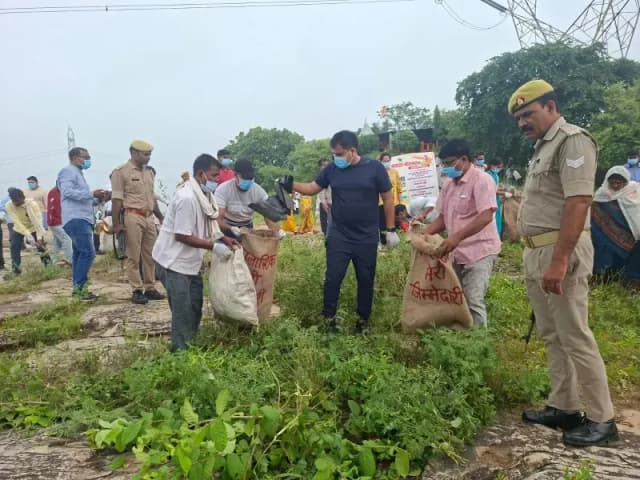 Sonbhadra news: पंचमुखी महादेव मंदिर में डीएम ने किया श्रमदान, एक टन प्लास्टिक एकत्र