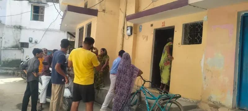 साफ-सफाई के बहाने महिला के ढाई लाख के जेवर ले उड़े ठग, सीसीटीवी में कैद आरोपी