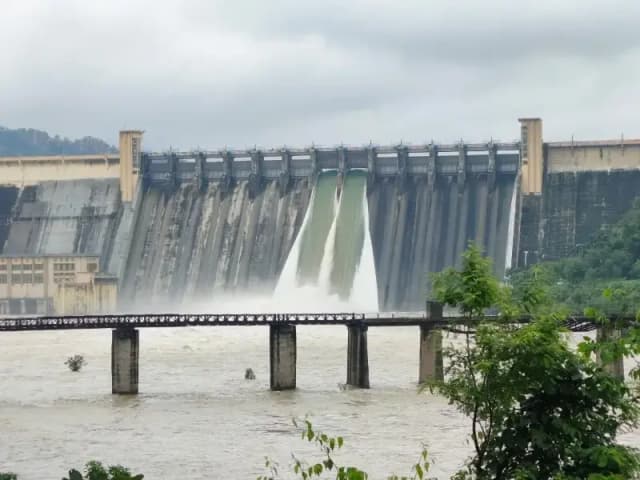 सोनभद्र में बारिश का कहर: रिहंद बांध का एक गेट खुला, दूसरा खोलने की तैयारी; ओबरा बांध के तीन गेट 9 फीट तक खोले गए