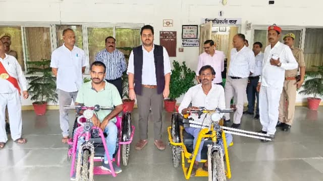 खुशियों की सवारी बनी मोटराइज्ड ट्राई साइकिल, दिव्यांगजनों के चेहरे खिले