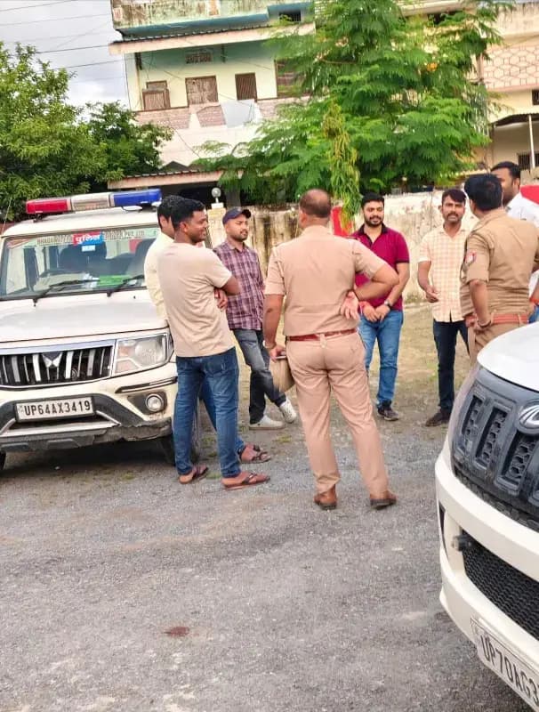 Sonbhadra crime: दर्जनों गाड़ियों से पहुंची एसओजी-पुलिस, खनन कारोबारी के घर छापा, कारोबारी फरार, पत्नी से थाने में पूछताछ