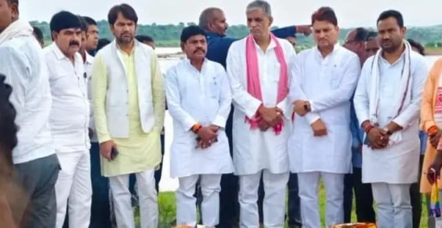 Sonbhadra crime:रोजी-रोटी की तलाश में गए थे मीरजापुर, शव बनकर लौटे चार मजदूर, तीन की जली चिता, एक को दफनाया 