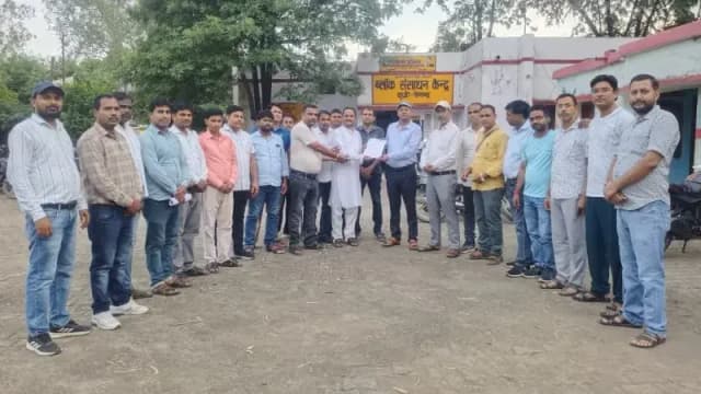 चयन वेतनमान के लिए दुद्धी में उत्तर प्रदेशीय प्राथमिक शिक्षक संघ ने लिया संज्ञान, खण्ड शिक्षा अधिकारी को सौंपा ज्ञापन