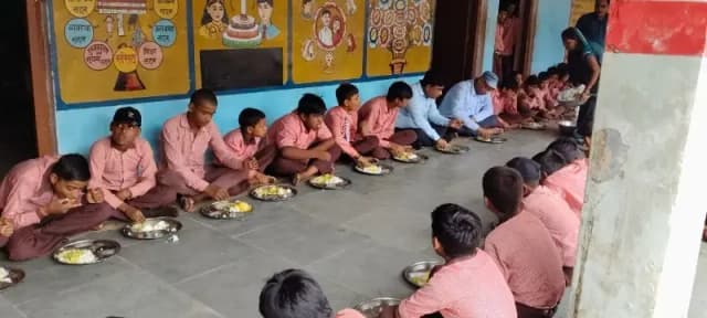 एसडीएम व बीईओ ने बच्चों संग किया मध्याह्न भोजन, विद्यालय की व्यवस्थाओं का लिया जायजा