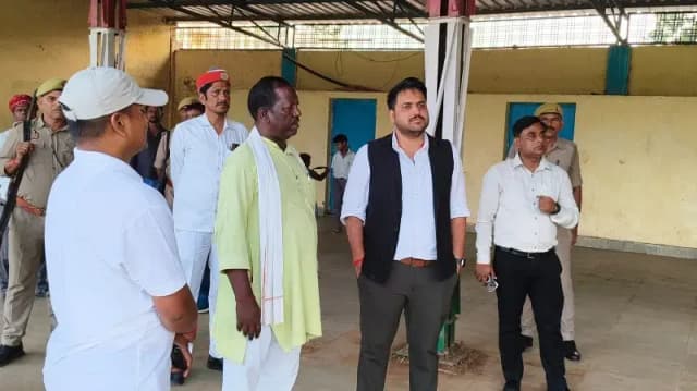 बनवासी कल्याण आश्रम पहुंचे डीएम चर्चित गौड़, बच्चों की सुविधाओं का लिया जायजा