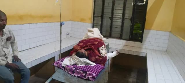 बाइक की टक्कर से लुना सवार दंपती गंभीर रूप से घायल, जिला अस्पताल रेफर