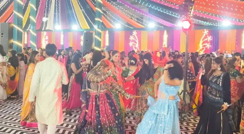 सोनभद्र डांडिया नाइट 3.0 में देर रात तक झूमे प्रतिभागी, पारंपरिक वेशभूषा में बिखेरी छटा