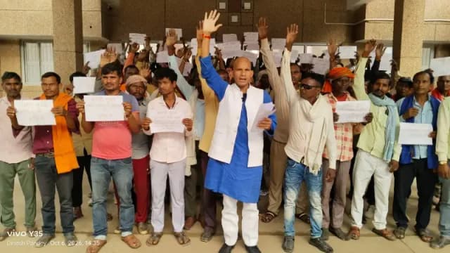 राहुल पाण्डेय के नेतृत्व में जुगैल के आदिवासियों ने पांच सूत्रीय मांगों को लेकर कलेक्ट्रेट में सौंपा ज्ञापन