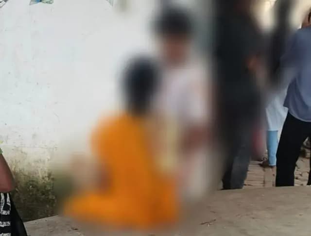 माँ ने कर्जदारी से तंग आकर खाया जहर अस्पताल में भर्ती