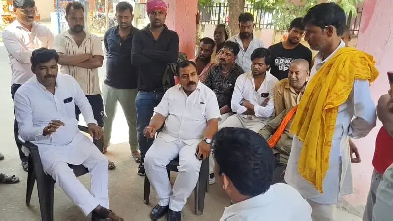 सोनभद्र: रॉबर्ट्सगंज नवीन मंडी में भीषण आग, करीब 14 दुकानें जलकर राख; व्यापारियों को भारी नुकसान