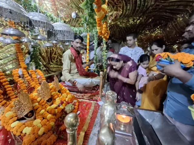 शारदीय नवरात्रि के प्रथम दिन मां शैलपुत्री की पूजा-अर्चना, वैष्णो शक्ति पीठ धाम में उमड़े श्रद्धालु