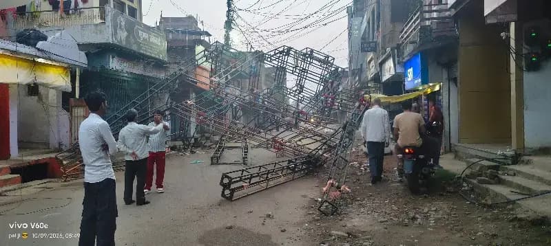 “भोर में अज्ञात वाहन ने ढहाया दुर्गा पूजा पंडाल, पुलिस पोलिंग बूथ व यातायात व्यवस्था पर उठे सवाल”