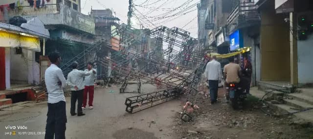 “भोर में अज्ञात वाहन ने ढहाया दुर्गा पूजा पंडाल, पुलिस पोलिंग बूथ व यातायात व्यवस्था पर उठे सवाल”