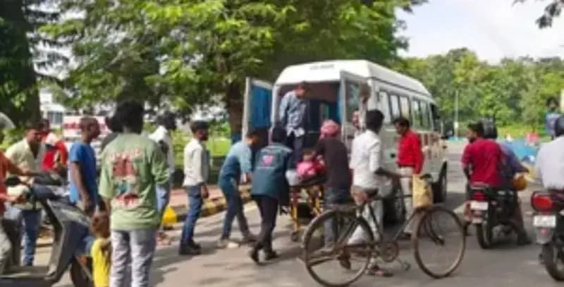 एंबुलेंस के इंतजार में सड़क किनारे हुआ प्रसव, जच्चा-बच्चा स्वस्थ