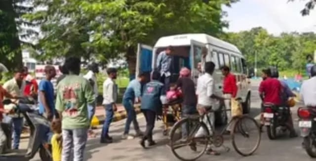 एंबुलेंस के इंतजार में सड़क किनारे हुआ प्रसव, जच्चा-बच्चा स्वस्थ