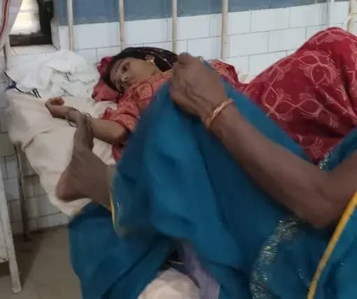 दुद्धी विद्युत तार की चपेट में आया बक्से का ढक्कन, करंट लगने से महिला अचेत, सीएचसी में इलाज जारी