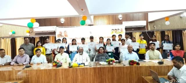 नवरात्र से पहले सोनभद्र के 2483 विद्यार्थियों के खातों में पहुंची छात्रवृत्ति, 65.79 लाख रुपये की धनराशि हस्तांतरित