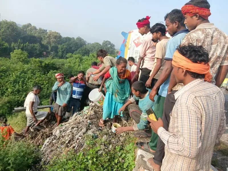 मारकुंडी घाटी में डीजल लदा टैंकर पलटा, सड़क पर फैला डीजल