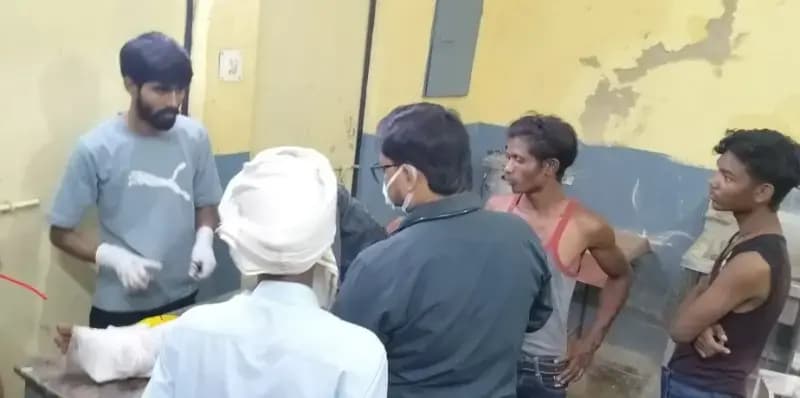ट्रक की चपेट में आए बाइक सवार तीन युवक, हालत गंभीर,रेफर