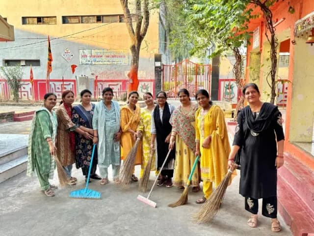 स्वच्छता का संदेश लेकर आगे बढ़ीं मारवाड़ी युवा मंच महिला सोन शाखा की सदस्याएं