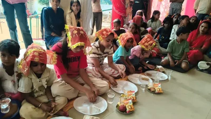 हरहोरी गांव में नवरात्रि पर कन्या भोज का आयोजन, कन्याओं को कराया गया प्रसाद ग्रहण। 