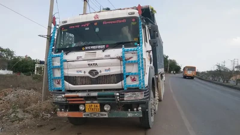 हाईवा के चपेट में आए बाइक सवार, पिता पुत्र घायल।