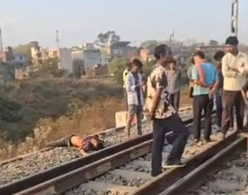 हाई टेक में रेलवे ट्रैक पर मिला ऑटो चालक का शव, पुलिस ने शुरू की जांच।