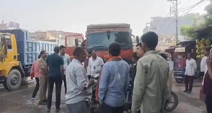 Sonbhadra News : ओवरलोड बालू से लदे तीन ट्रक जब्त, खनन विभाग की ताबड़तोड़ कार्रवाई।