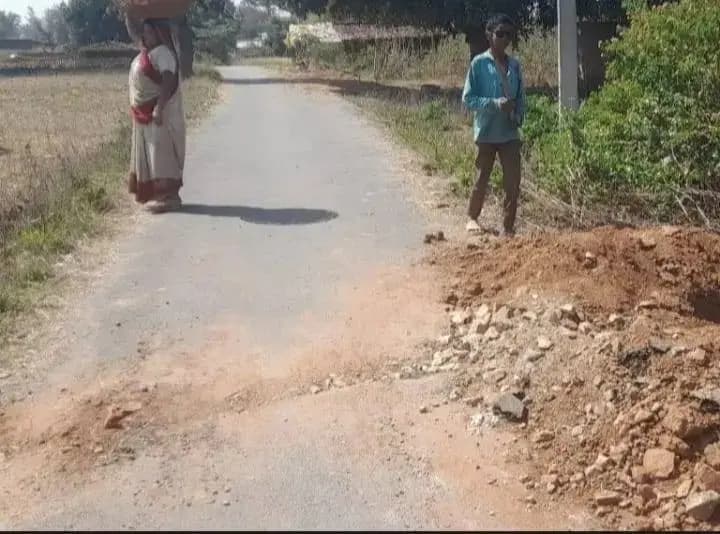 जल जीवन मिशन द्वारा सड़क पर किए गए गड्डे से सड़क हुई क्षतिग्रस्त, 25 वर्षो बाद बनवाई गई सड़क हुई क्षतिग्रस्त.