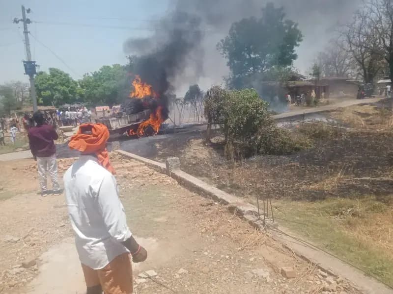 जोरुखाड़ गांव में बिजली की चिंगारी से लगी आग, ट्रैक्टर-ट्रॉली समेत सैकड़ों बोझ गेहूं जलकर राख, दो पशु झुलसे