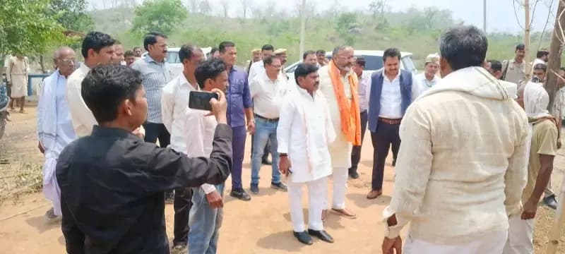तेज आंधी में पेड़ गिरने से महिला की मौत, परिजनों को मिली चार लाख की सहायता
