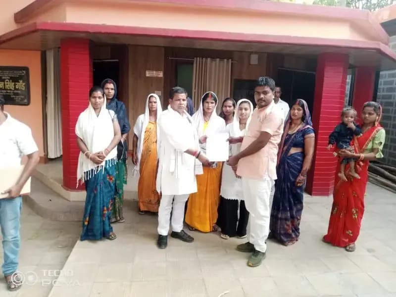 आरंगपानी की विभिन्न समस्याओं को लेकर ग्रामीणों ने ब्लॉक प्रमुख को सौंपा ज्ञापन