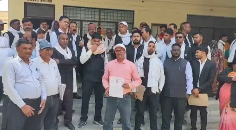 लखनऊ लाठीचार्ज के विरोध में दुद्धी बार एसोसिएशन का प्रदर्शन, राज्यपाल के नाम सौंपा ज्ञापन