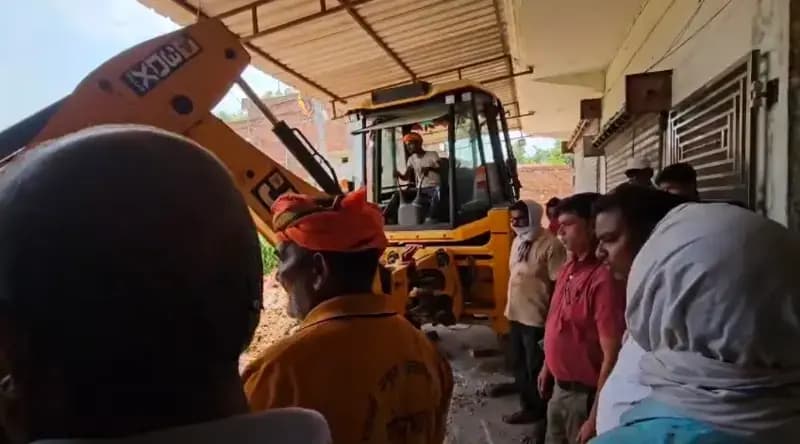 नहर स्टेट की भूमि से हटाया गया अतिक्रमण, तहसीलदार व ईओ की मौजूदगी में चला बुलडोजर