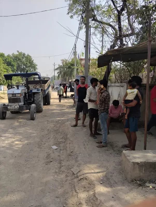 उड़ रहे धूल एवं प्रदूषण से नाराज नागरिकों ने निजी कंपनी के वाहनों को रोका