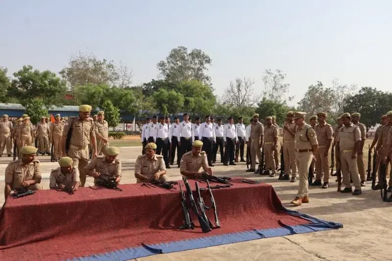 साप्ताहिक परेड में एसपी ने परखा पुलिस बल का अनुशासन, 52 किलो गांजा बरामद करने वाले आरक्षी को किया सम्मानित