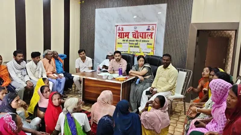 दुद्धी - विकास खण्ड अधिकारी ने ग्राम पंचायत मल्देवा में खुली बैठक कर प्रधानमंत्री आवास योजना का सत्यापन कराया