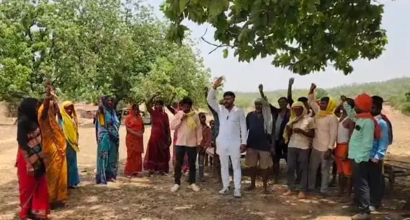 भीषण गर्मी में पानी-बिजली को तरसे आदिवासी परिवार, मनीजराडण्डी के ग्रामीणों ने उठाई मूलभूत सुविधाओं की मांग
