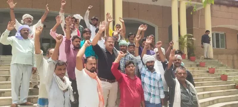 “पहले पुनर्वास, फिर हटाओ” : गरीब दुकानदारों के समर्थन में उतरा व्यापार संगठन, प्रशासन को सौंपा ज्ञापन