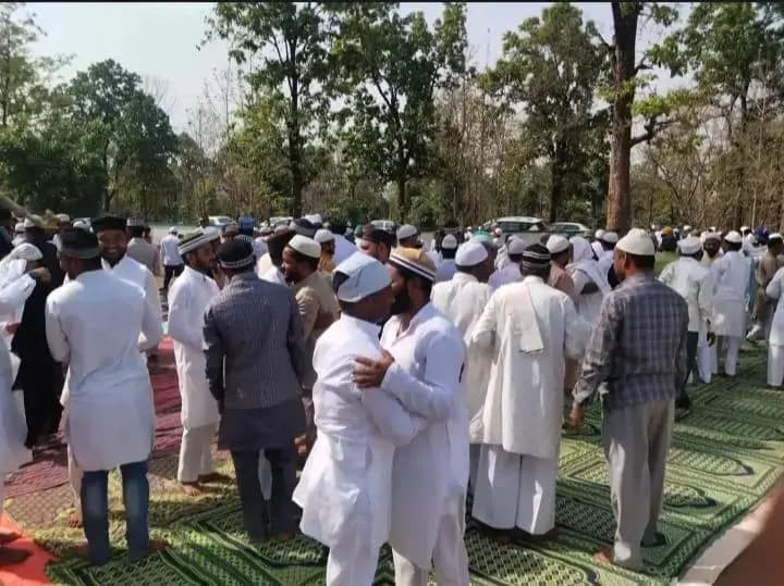 अमन और भाईचारे की दुआओं के साथ म्योरपुर ईदगाह में अदा हुई बकरीद की नमाज़