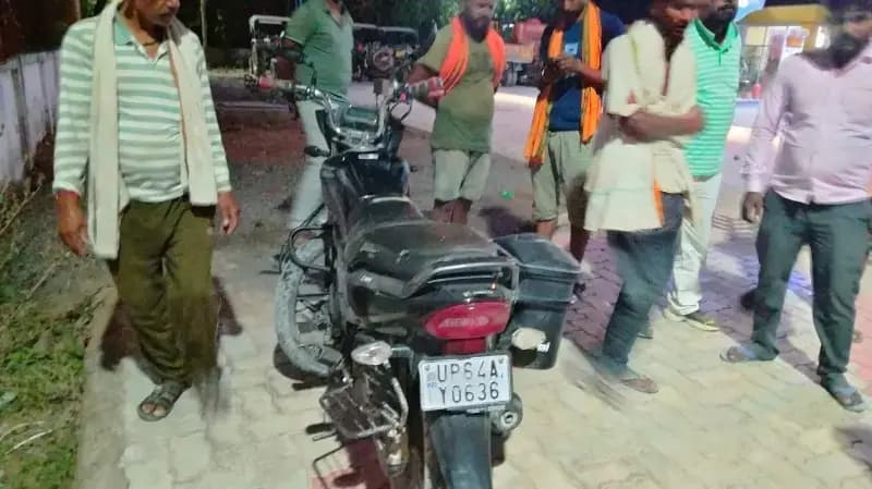 तेज रफ्तार बाइक खड़ी कार से टकराई, दो युवक गंभीर रूप से घायल