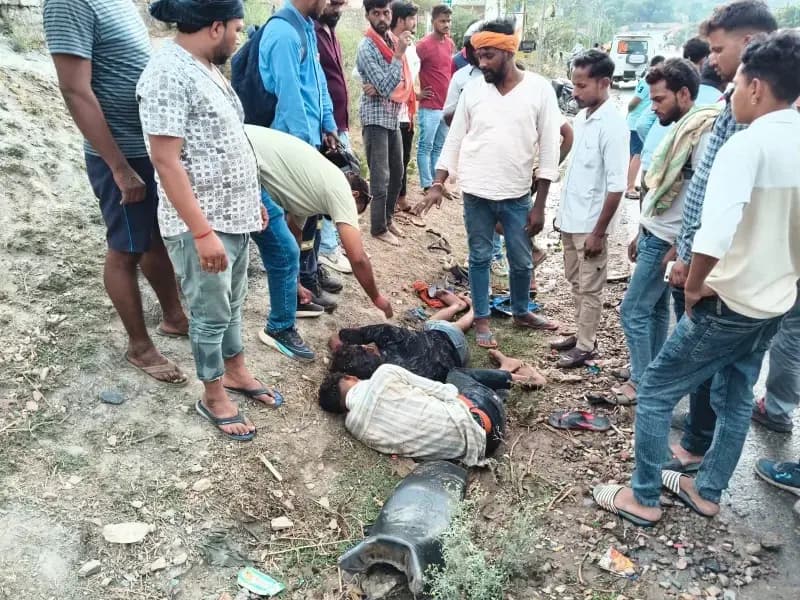 खड़ी ट्रैक्टर के पानी टैंकर में बाइक की टक्कर, तीन युवक घायल