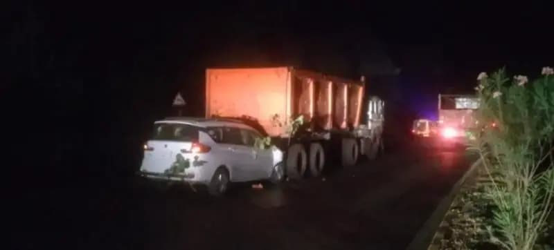 तेज रफ्तार अर्टिगा खड़े ट्रेलर में घुसी, छह घायल; तीन की हालत गंभीर