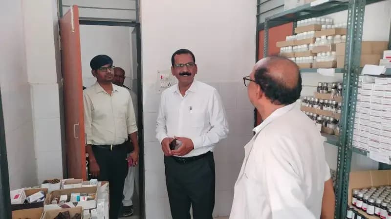 सीएमओ ने किया सीएचसी शाहगंज का औचक निरीक्षण, स्वास्थ्य सेवाओं की गुणवत्ता परखी