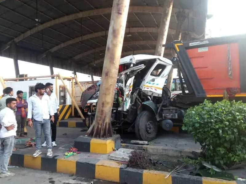 टोल प्लाजा पर दर्दनाक हादसा: अनियंत्रित ट्रेलर पोल से टकराया, चालक की मौत