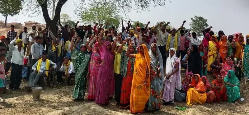 गंदे पानी, बिजली संकट और भूमि कब्जे के विरोध में ग्रामीणों का प्रदर्शन