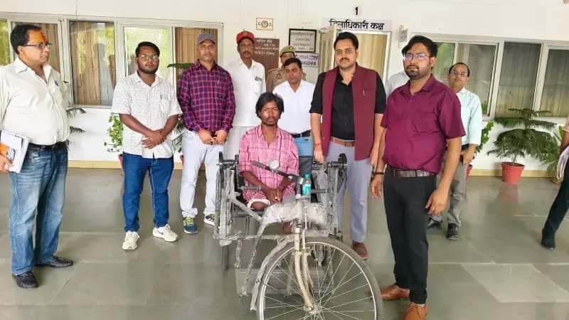जिलाधिकारी की संवेदनशील पहल से दिव्यांग राहुल को मिली नई उड़ान, ट्राई साइकिल पाकर हुए भावुक