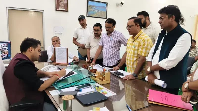 महत्वपूर्ण पुल, सेतु एवं सड़क परियोजनाओं को समयबद्ध ढंग से पूरा करें: जिलाधिकारी
